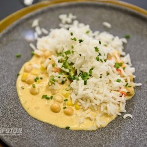 Chickpea curry with spinach