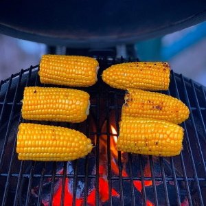 Grilled corn with garlic butter